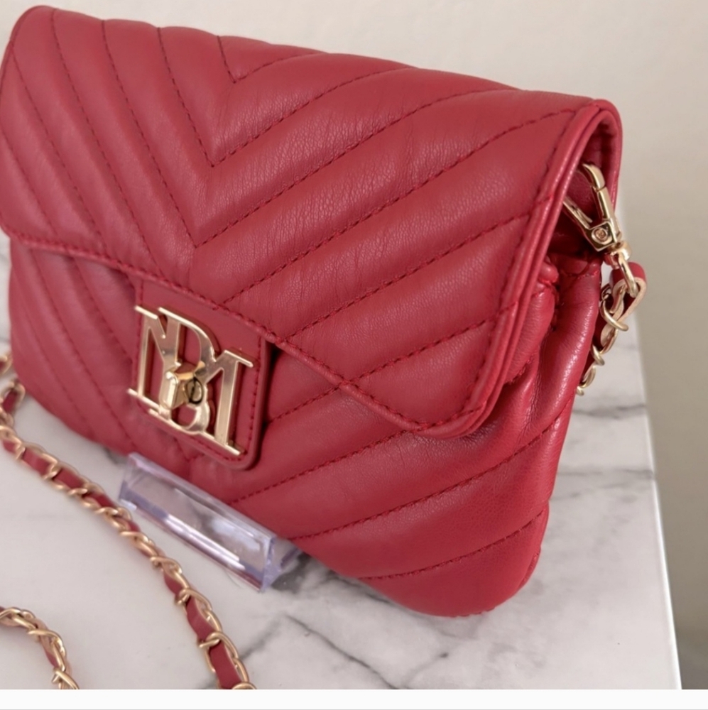 Badgley Mischka NWT Simple Phone Crossbody with Turn Lock - Red Quilted Bag - Picture 3 of 8